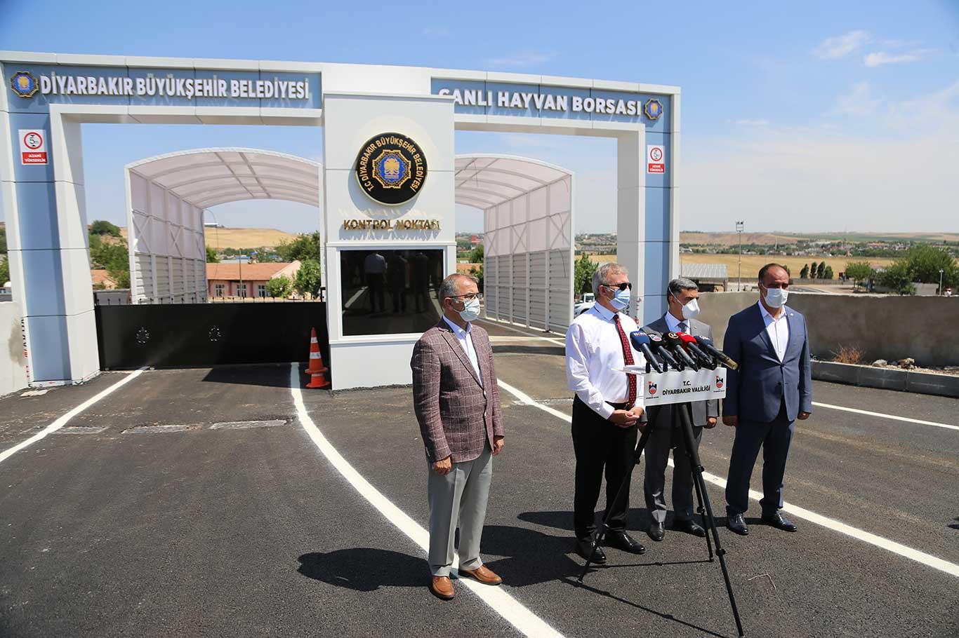 Diyarbakır Valisi Canlı Hayvan Borsasını denetledi Diyarbakır Valisi Canlı Hayvan Borsasını denetledi